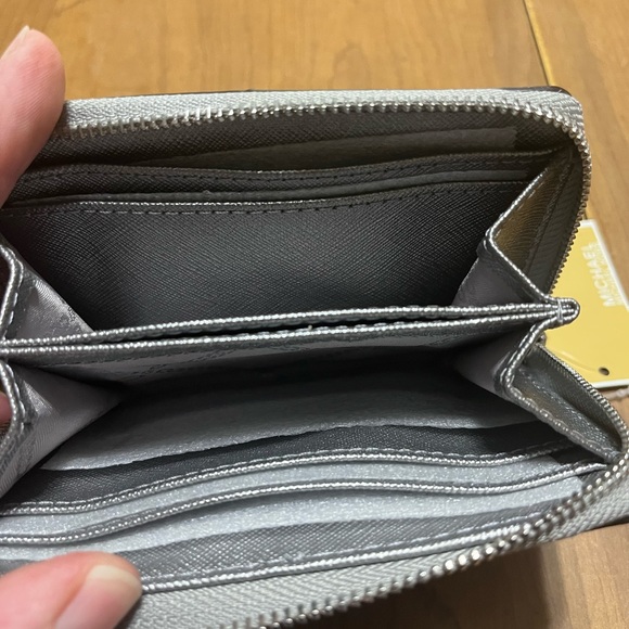 Brandnew Authentic Michael Kors Wallets. - Picture 4 of 4